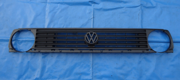 Grill VW Golf 2 mit schwarzen Emblem